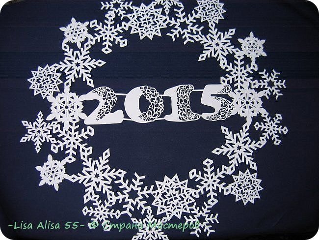 Узоры из снежинок на окне