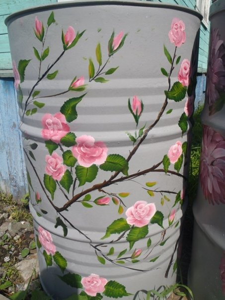 Разрисованные бочки на даче