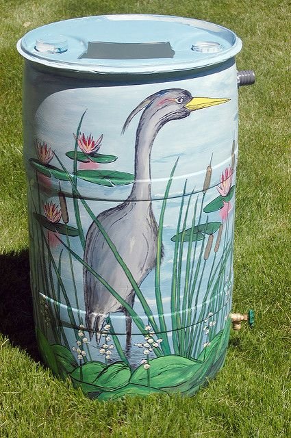 Разрисованные бочки на даче