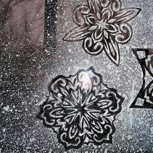 Снежинки на окне зубной пастой