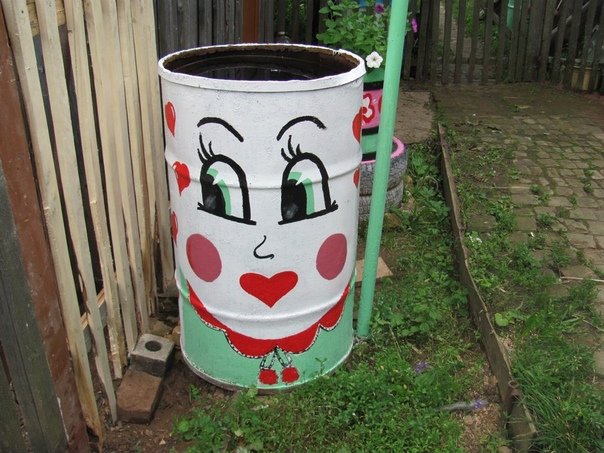 Разрисованные бочки на даче