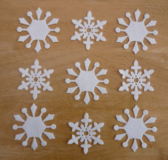 Новогодние снежинки из фетра