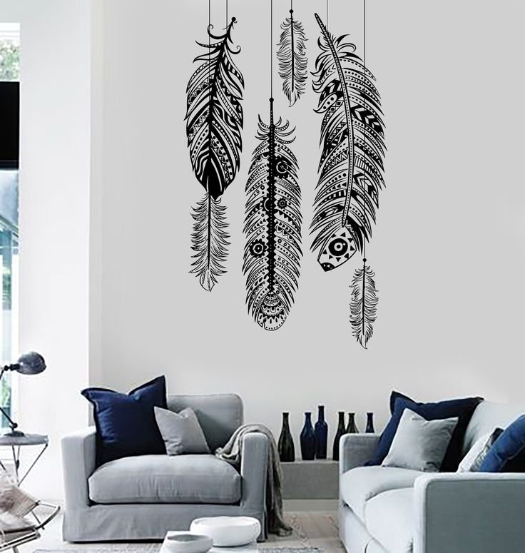Перья на стене в интерьере