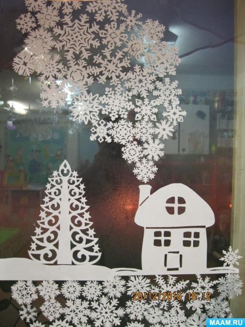 Дом из снежинок на окно