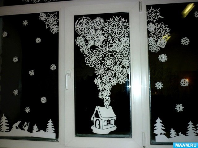 Украшение окон снежинками в детском саду