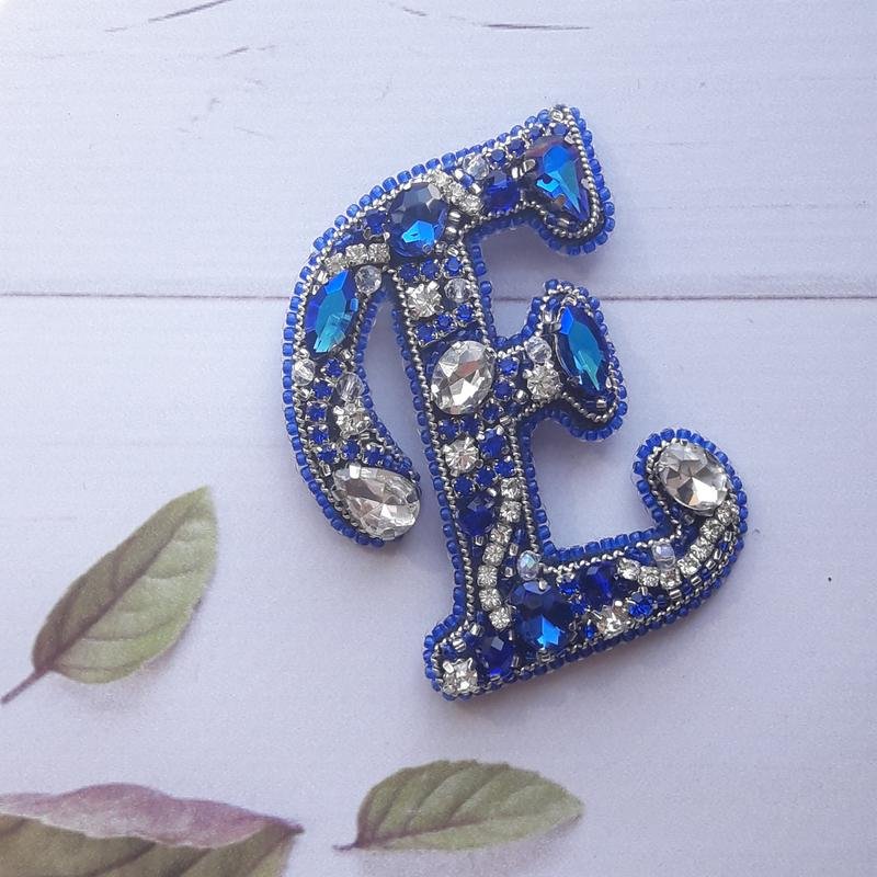 Брошь из бисера буква