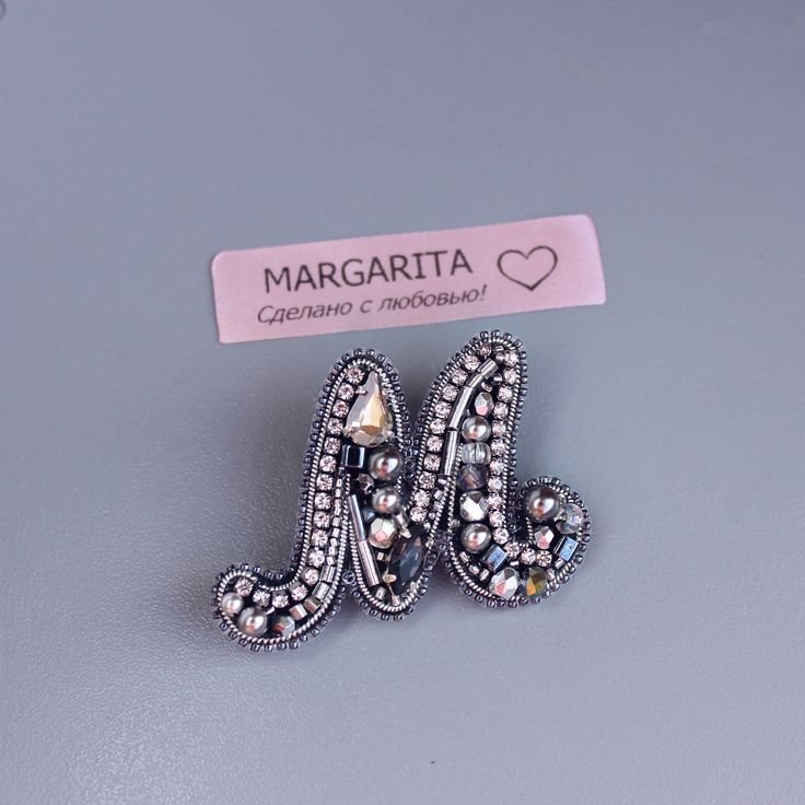 Брошка буква а