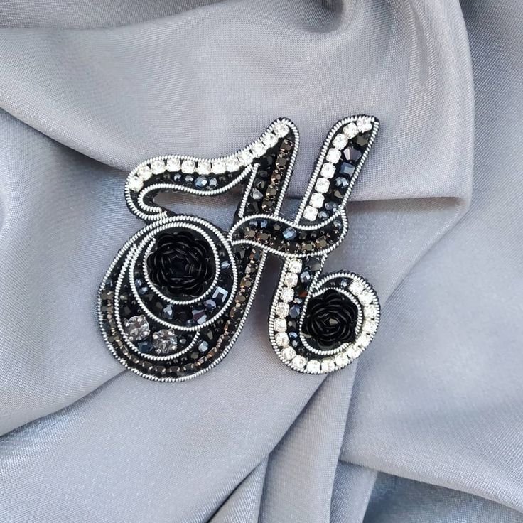 Брошь из бисера буква н