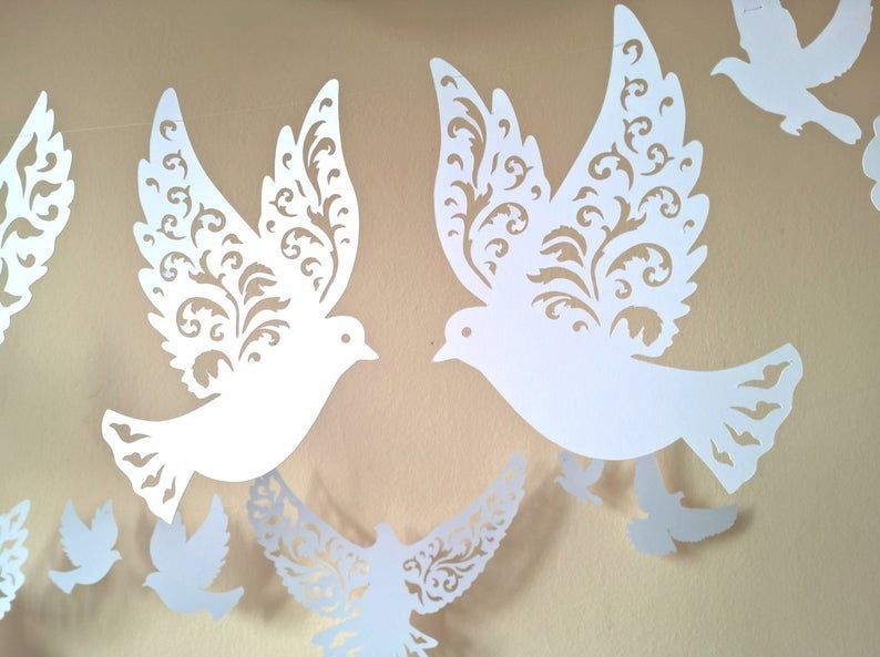 Украшение окон голубями