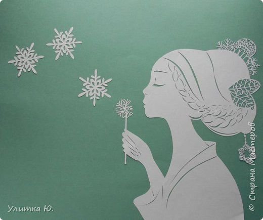 Девушка дует снежинки на окне