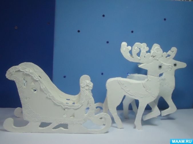 Олень и сани из картона