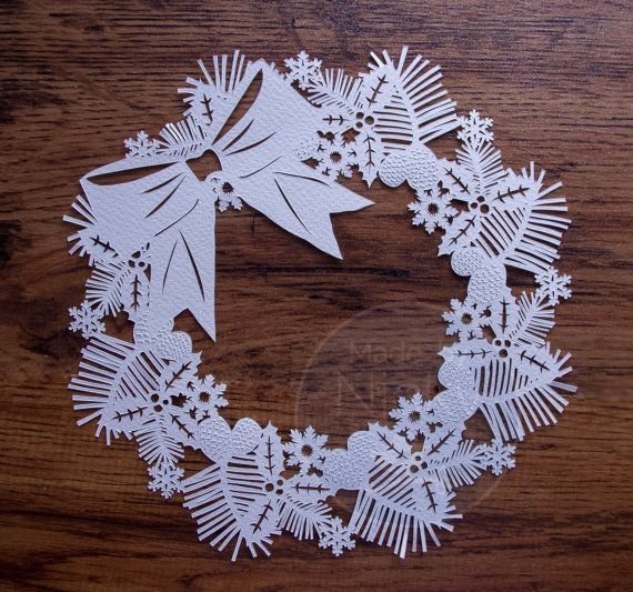 Венок из бумажных снежинок