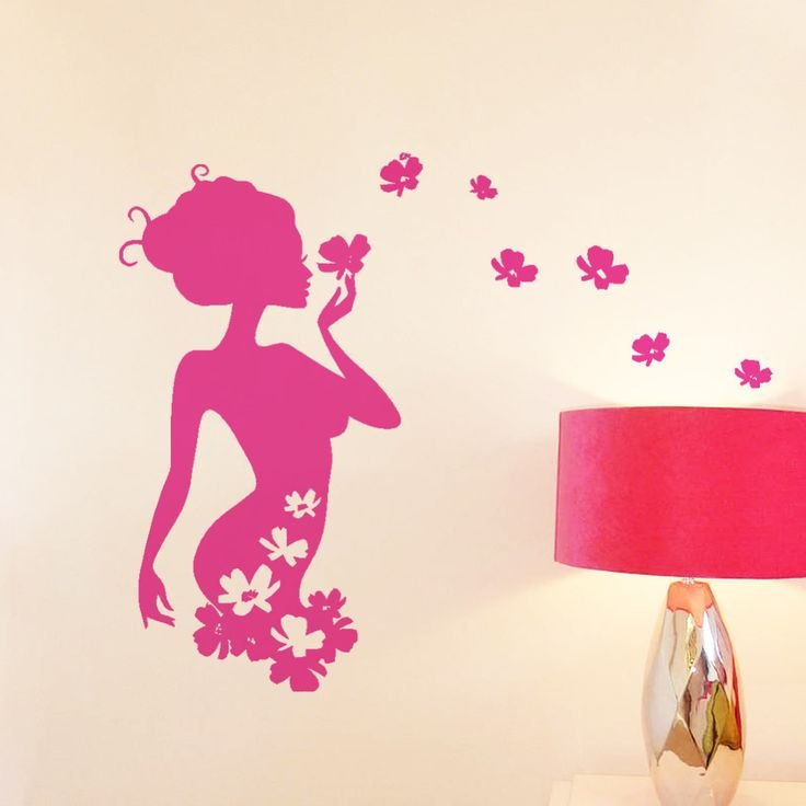 Силуэт девушки на стене