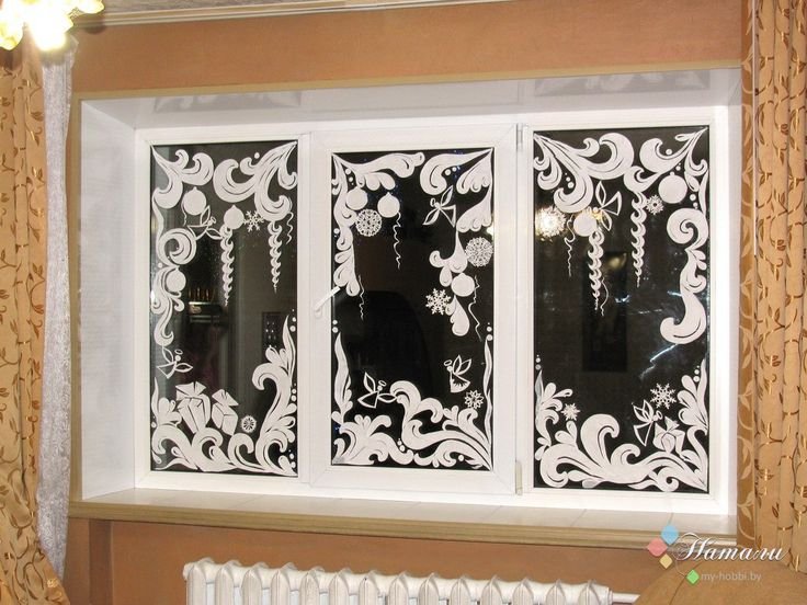 Окна украшенные вытынанками