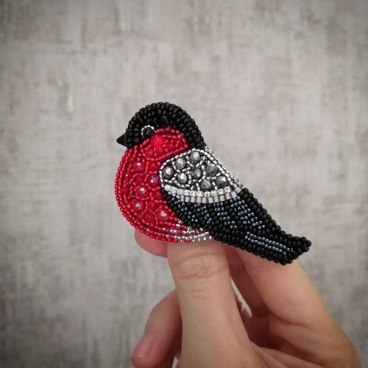 Вышивка Снегирь брошь