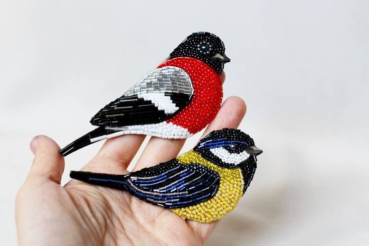 Брошь птичка из бисера