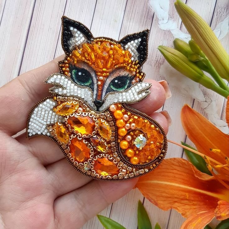 Брошь вышитая бисером