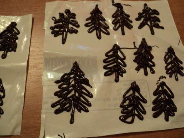 Елки из шоколада для торта