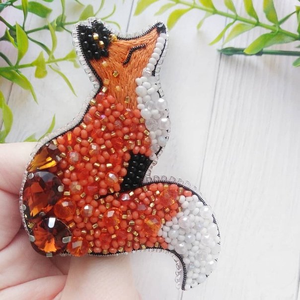 Брошь лиса из бисера