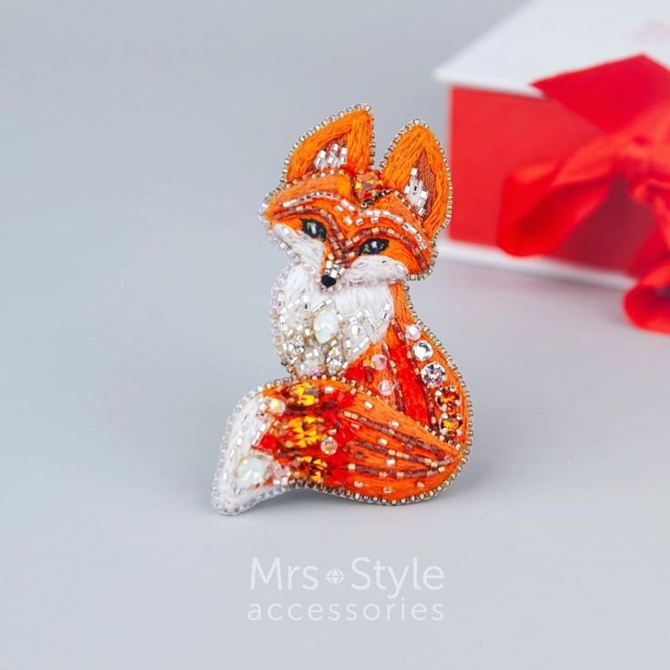 Брошь лиса из бисера