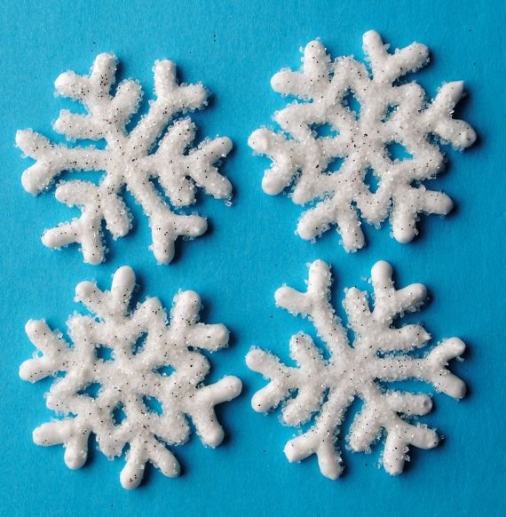 Украшение торта снежинками