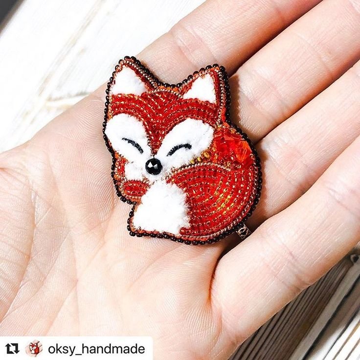 Брошь лиса из бисера