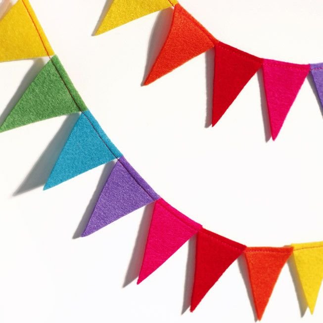 Гирлянда из бумажных флажков