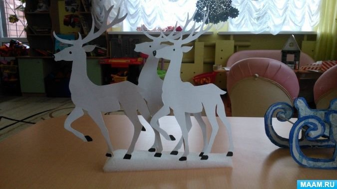 Сани новогодние с оленями из потолочной плитки