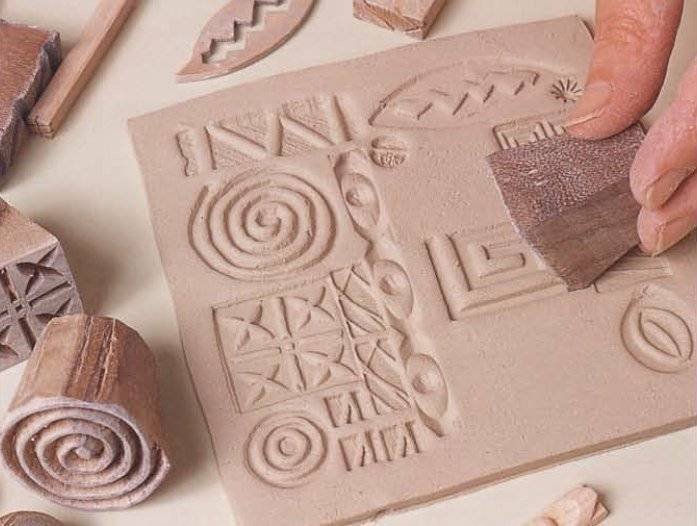 Тиснение на глине