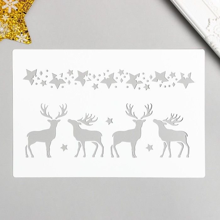 Большой пластиковый олень