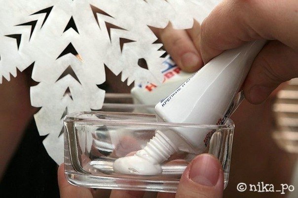 Новогоднее украшение окон зубной пастой