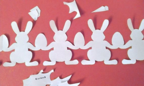 Гирлянда из бумажных новогодних зайчиков