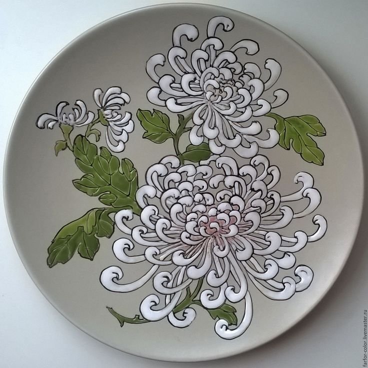 Тарелка с цветочным узором
