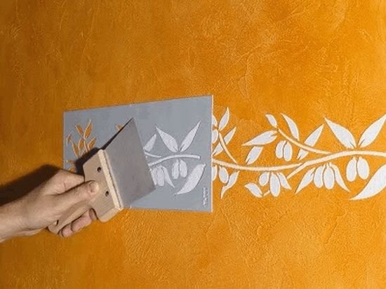 Декоративная штукатурка с трафаретом на стенах