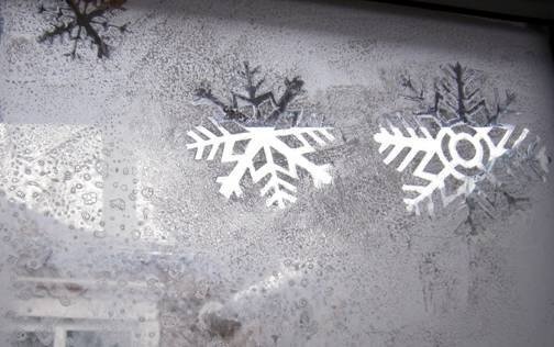 Снежинки снегом на окне