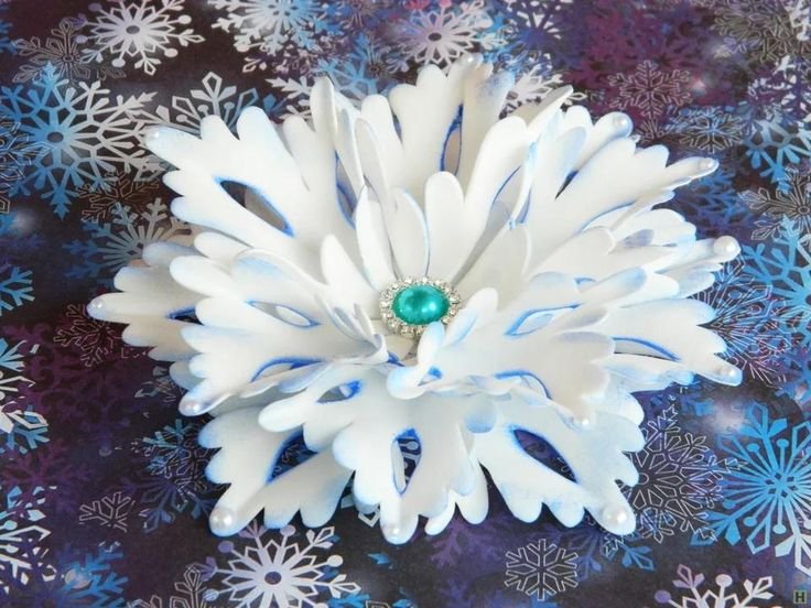 Новогодние украшения из изолона