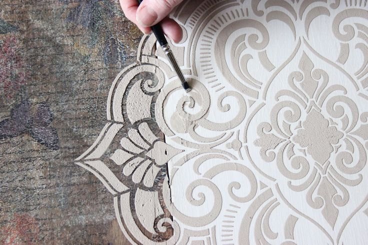 Декоративная штукатурка с трафаретом на стенах