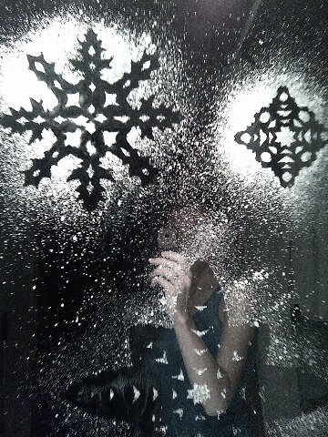 Снежинки на окнах с помощью зубной пасты