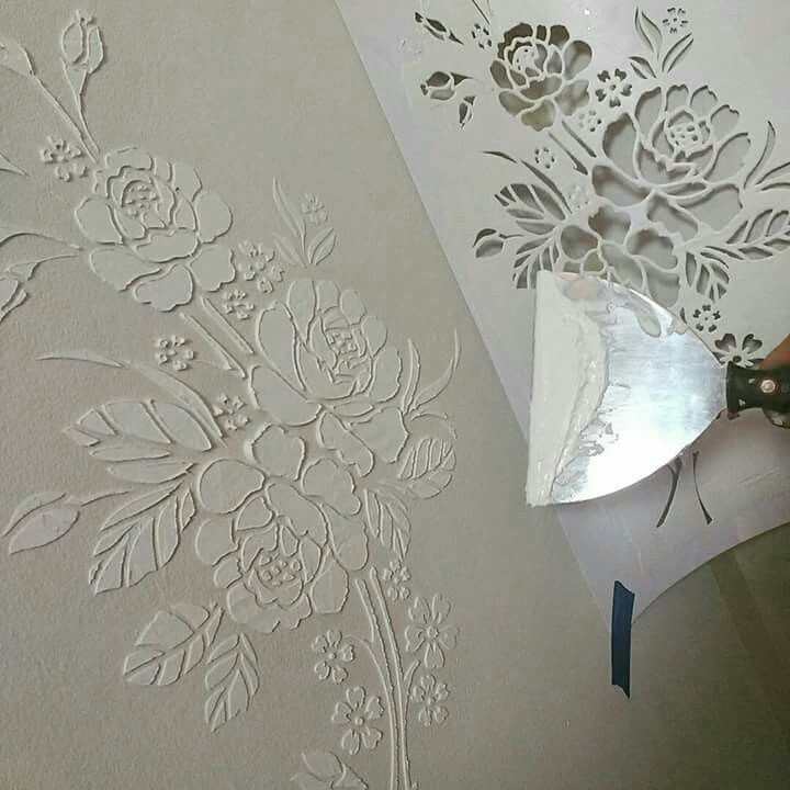 Декоративная штукатурка с трафаретом на стенах