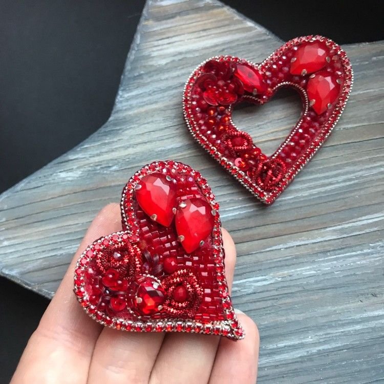 Брошь из бисера сердечко