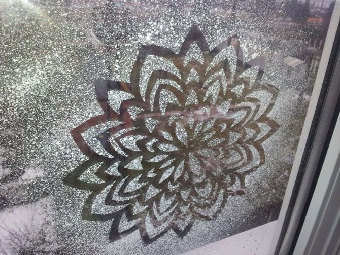 Узоры на окнах зубной пастой