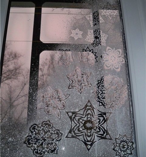 Узоры на окнах зубной пастой