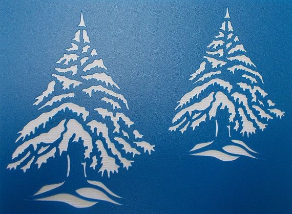 Вытынанки елки в лесу