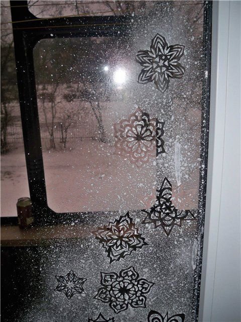 Украшение окон зубной пастотой