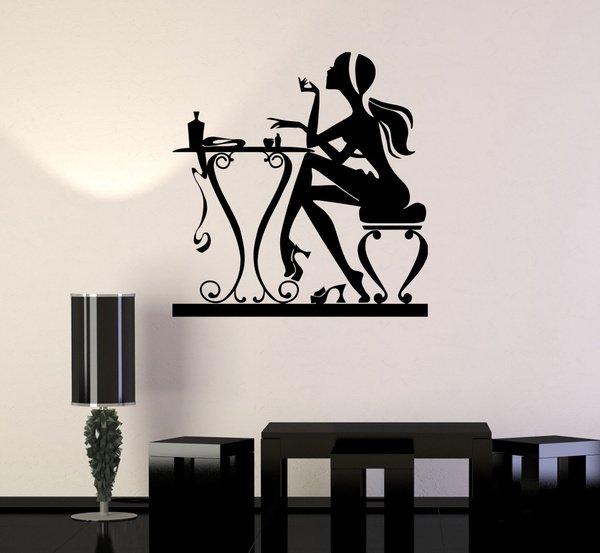 Силуэты на стене в интерьере