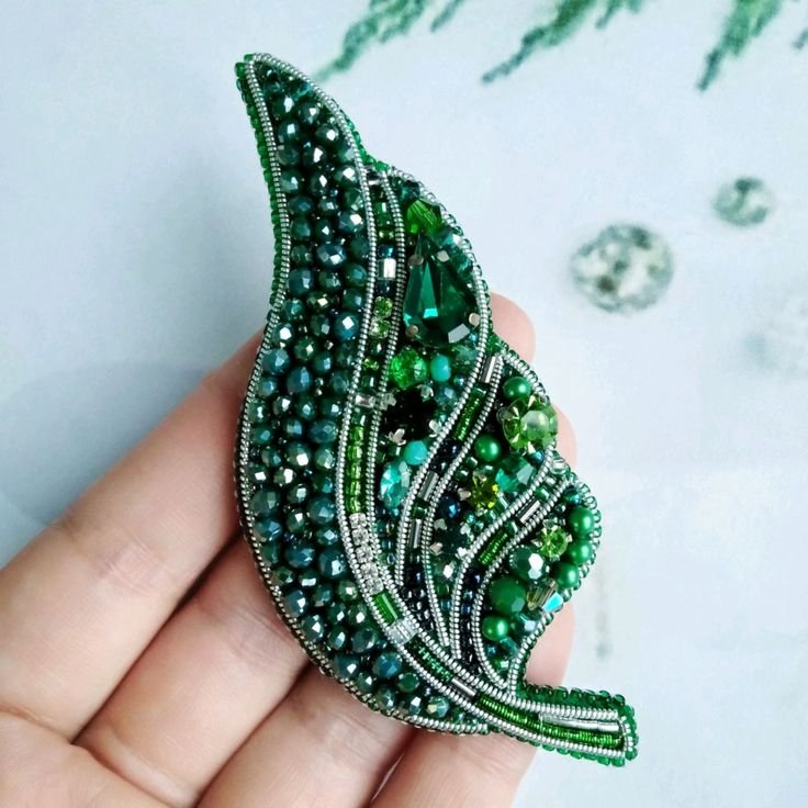 Брошь листик из бисера