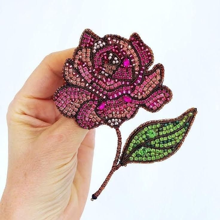 Брошь роза из бисера