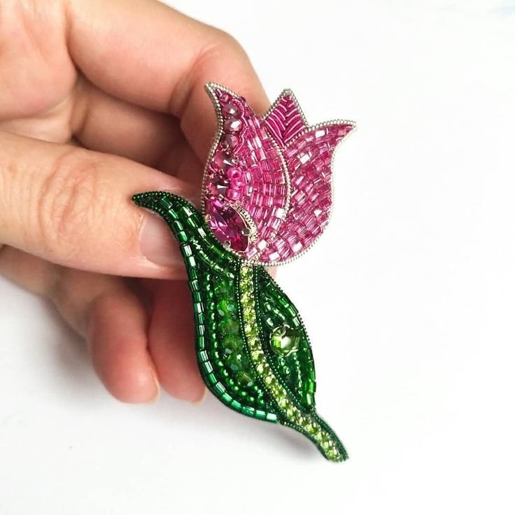 Брошь тюльпан из бисера на фетре