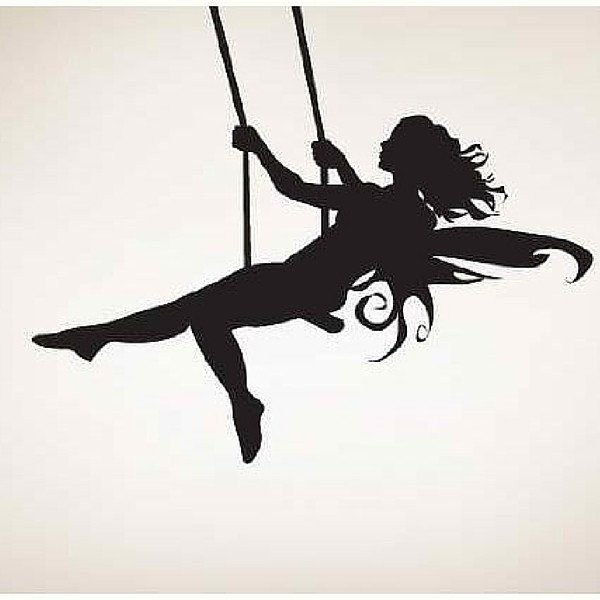 Силуэт девушки на качелях