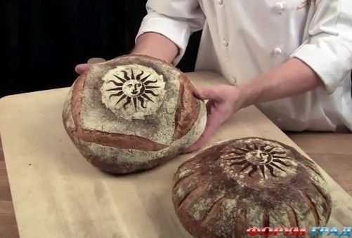 Как украсить хлеб с трафаретом